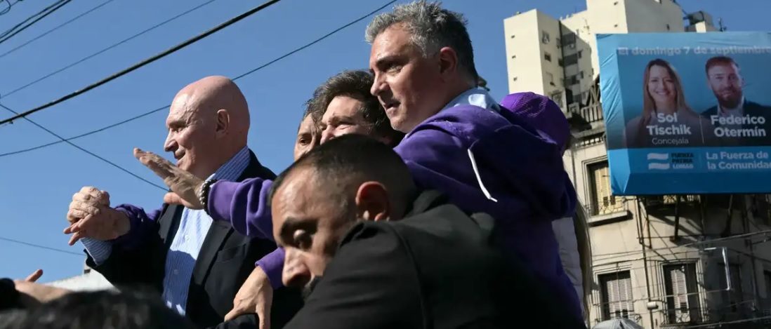 Milei atacado con piedras en acto de campaña.