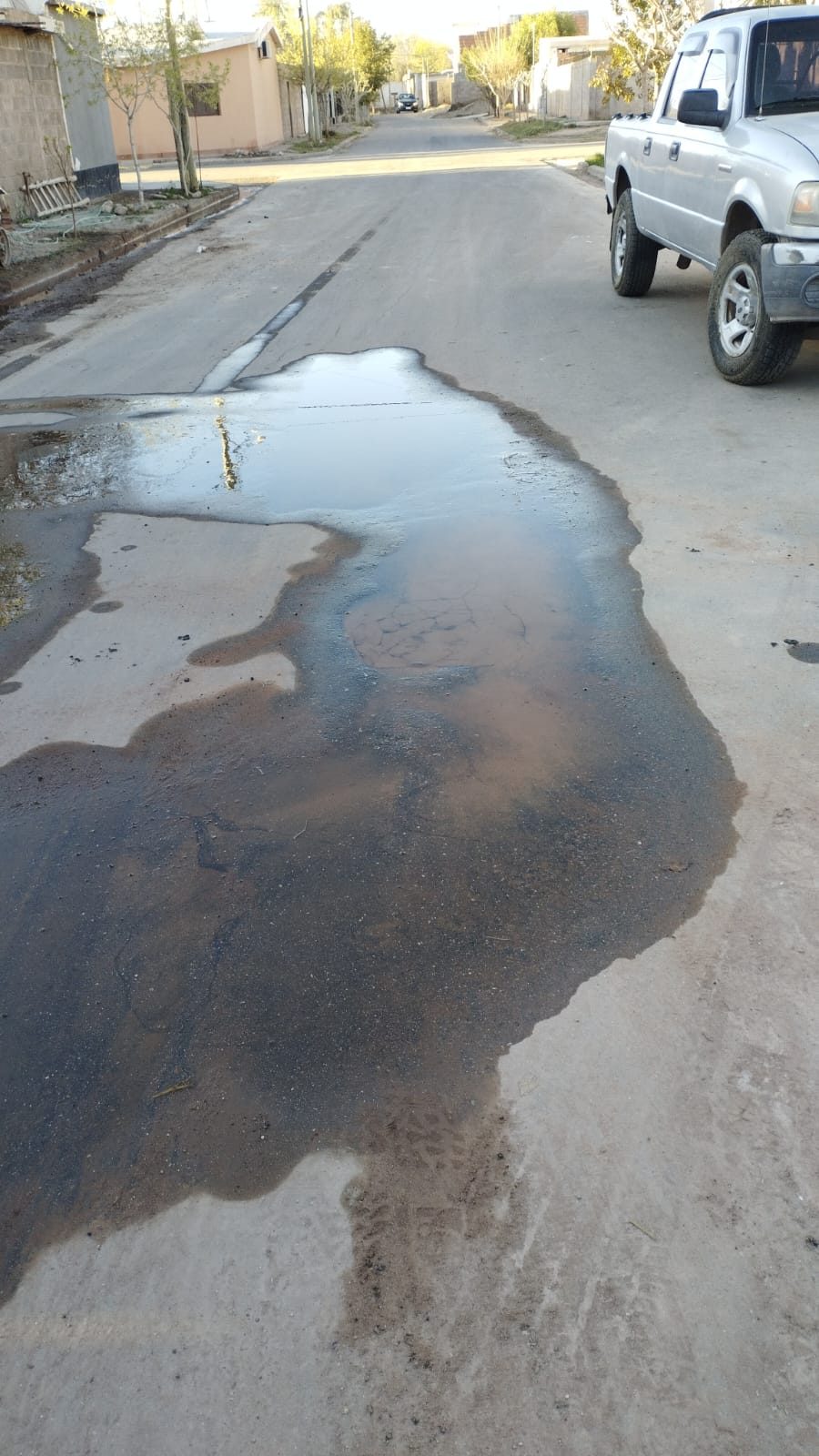 Reclamo vecinal por pérdidas de agua en el barrio 80 Viviendas