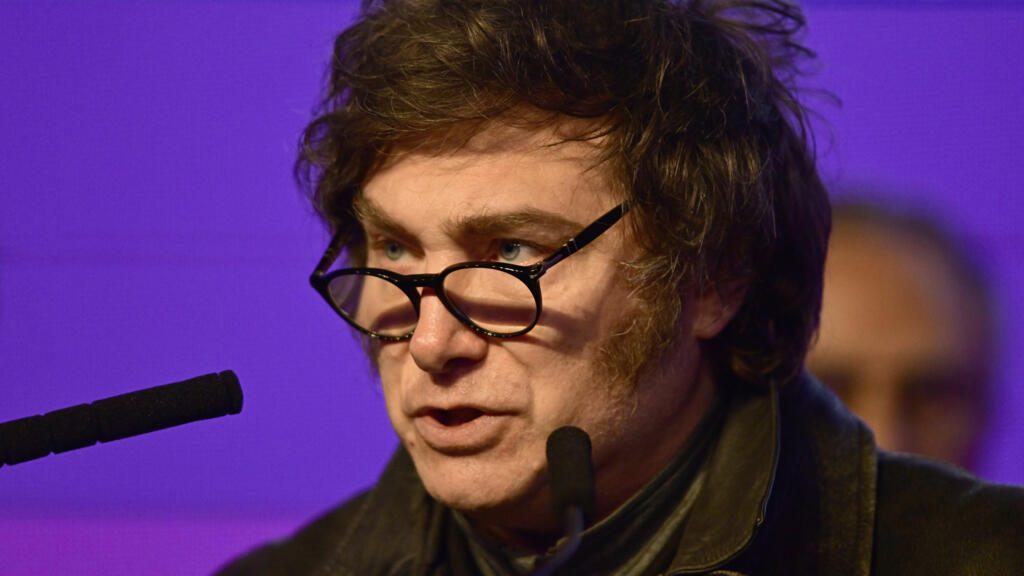 Milei suspende viaje a España tras el golpe en las urnas