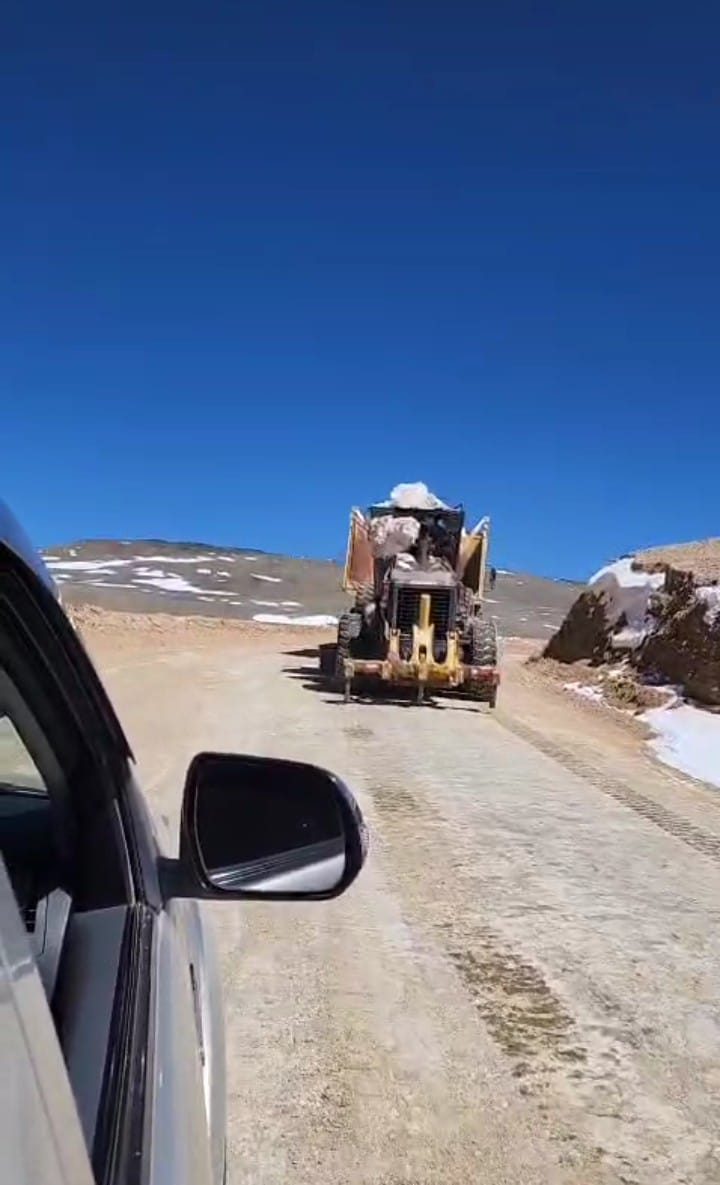 Fiambalá: denuncian vuelco de máquina vial y posible contaminación ambiental