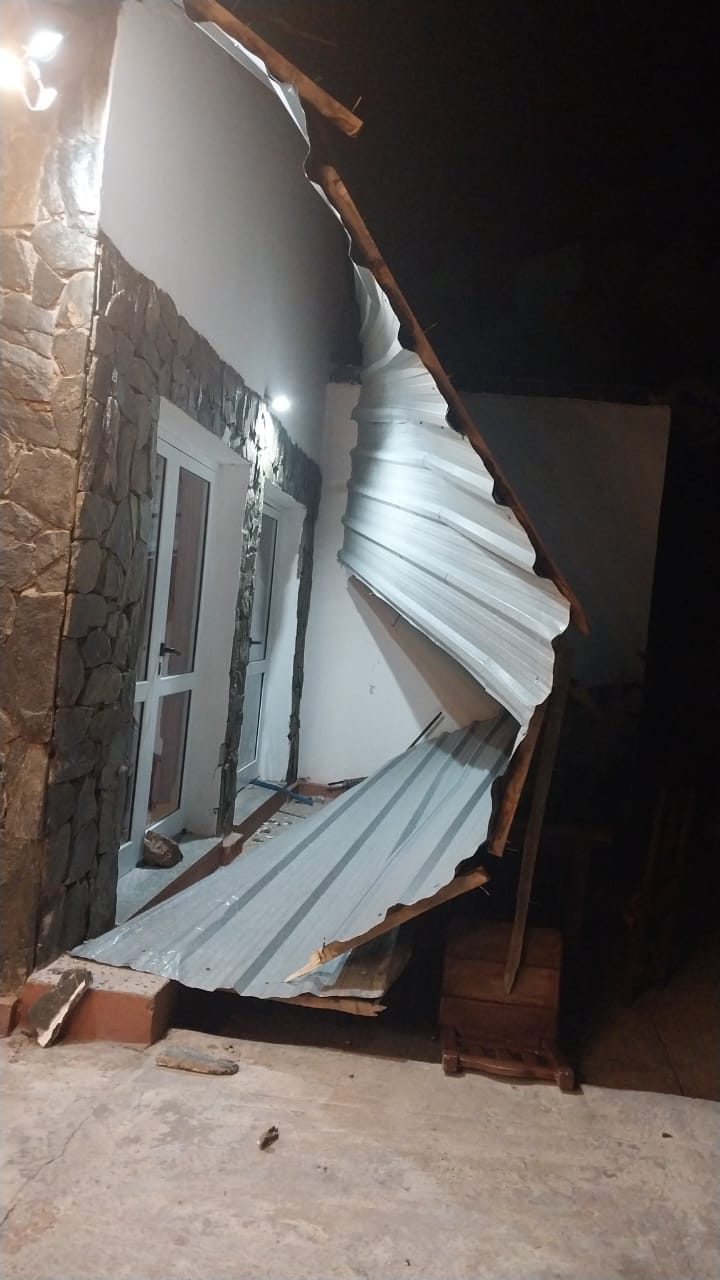 Fiambalá: los fuertes vientos provocaron la voladura del techo del comedor en las termas
