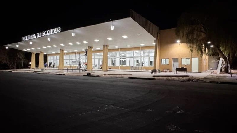 Jalil inaugura viviendas, terminal y planta de litio en Fiambalá