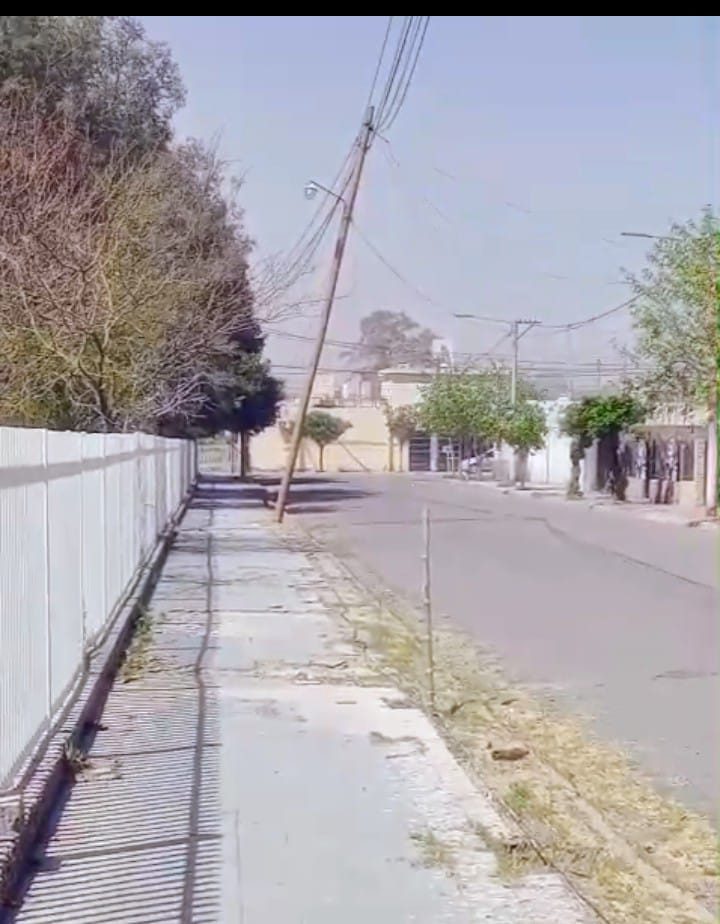 Vecinos denuncian poste en riesgo de caída en Tinogasta