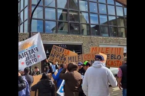 Milei suspendió un acto en Ushuaia por protestas y regresó a Buenos Aires