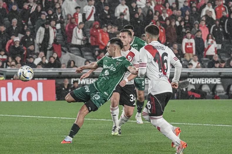 River volvió a decepcionar y se fue silbado del Monumental tras perder 0-1 con Sarmiento