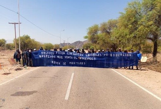 Becados provinciales y municipales mantienen el corte en la Ruta 60