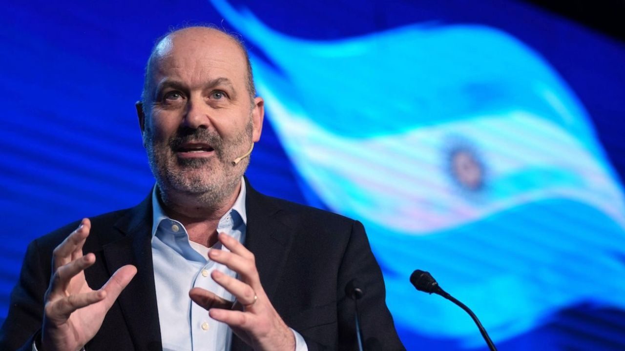 Sturzenegger desmintió que la reforma laboral extienda la jornada a 13 horas y defendió la iniciativa del Gobierno