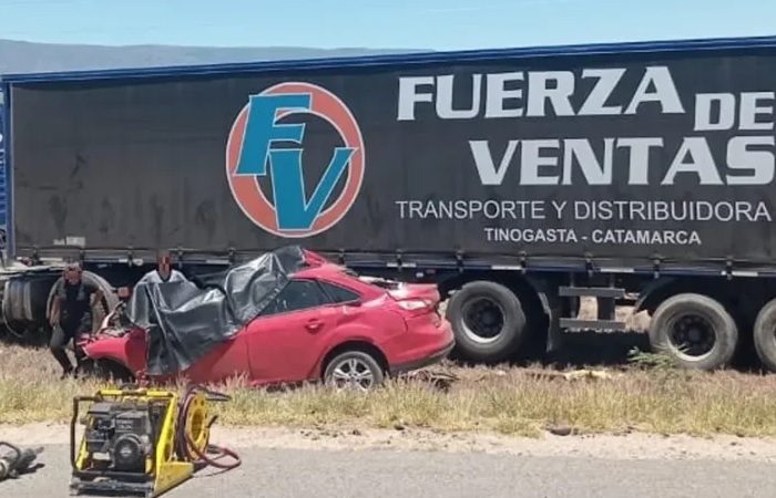 Un automovilista de 77 años murió al chocar con un camión
