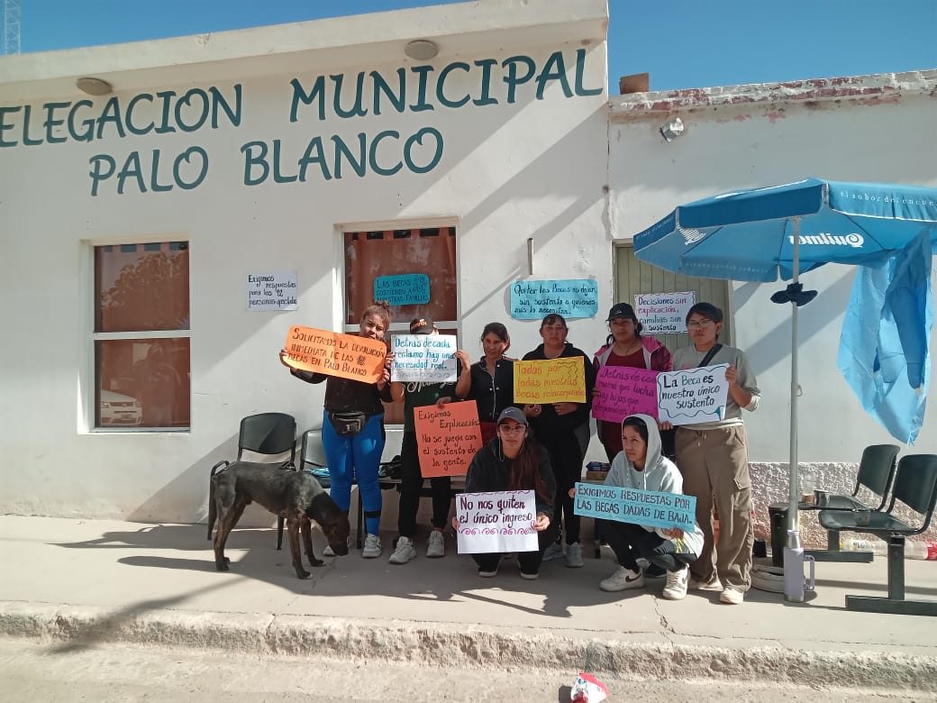 Palo Blanco: Doce madres solteras se quedan sin su beca.