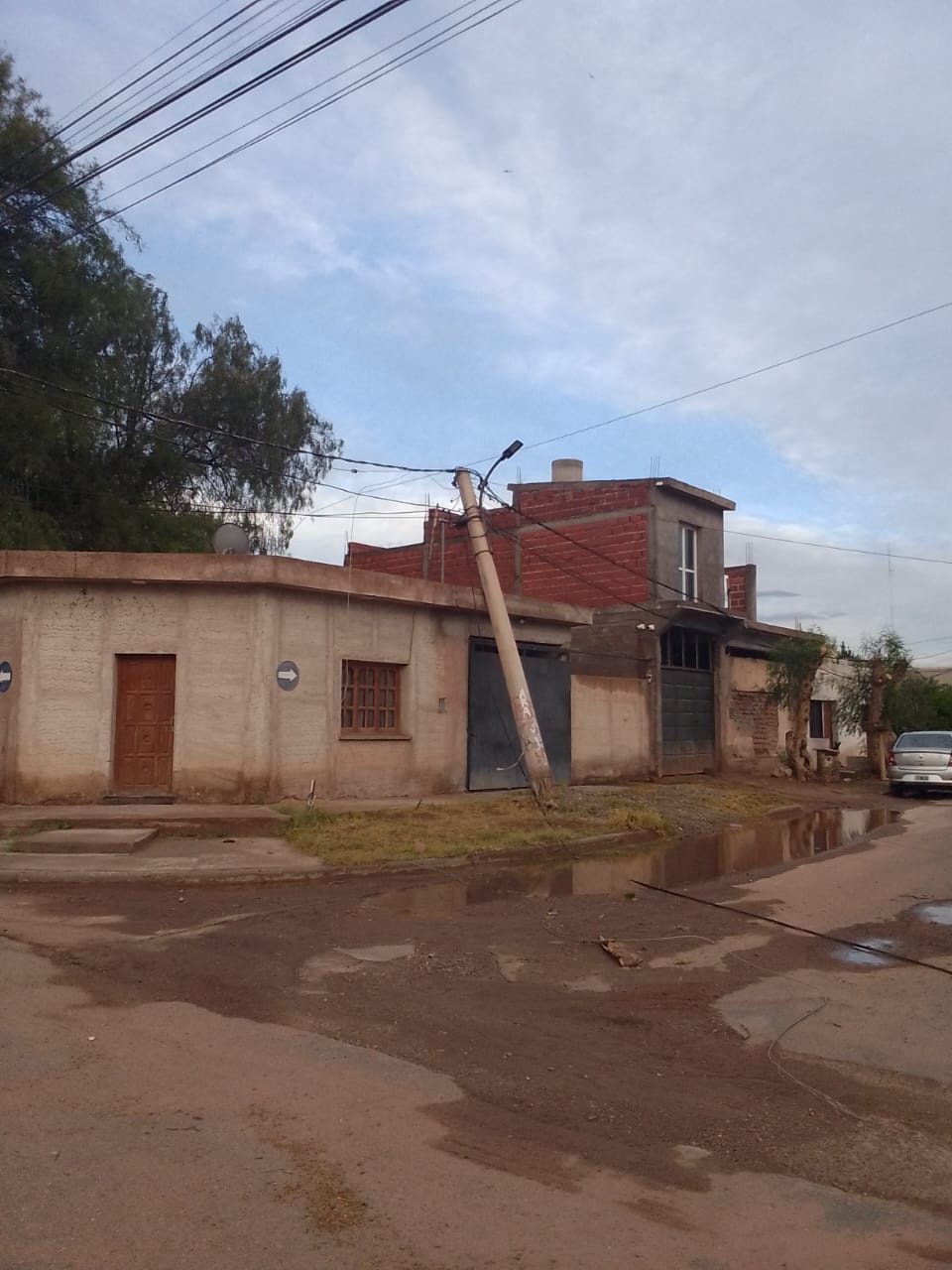 Furia de la tormenta en Tinogasta: postes caídos, calles cortadas y vecinos aislados
