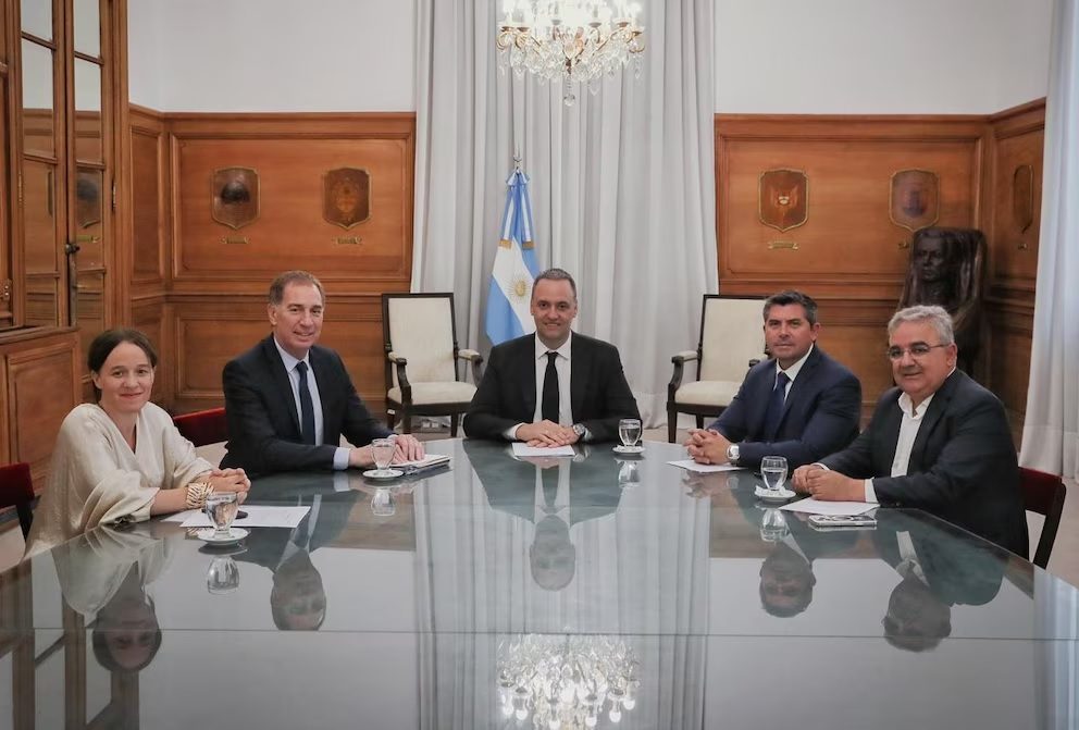 Milei firma la reforma laboral mientras crece la presión política sobre Jalil