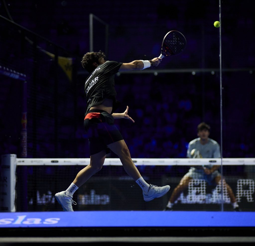 Tapia vuelve a mandar en la elite mundial y va por otro título en Barcelona