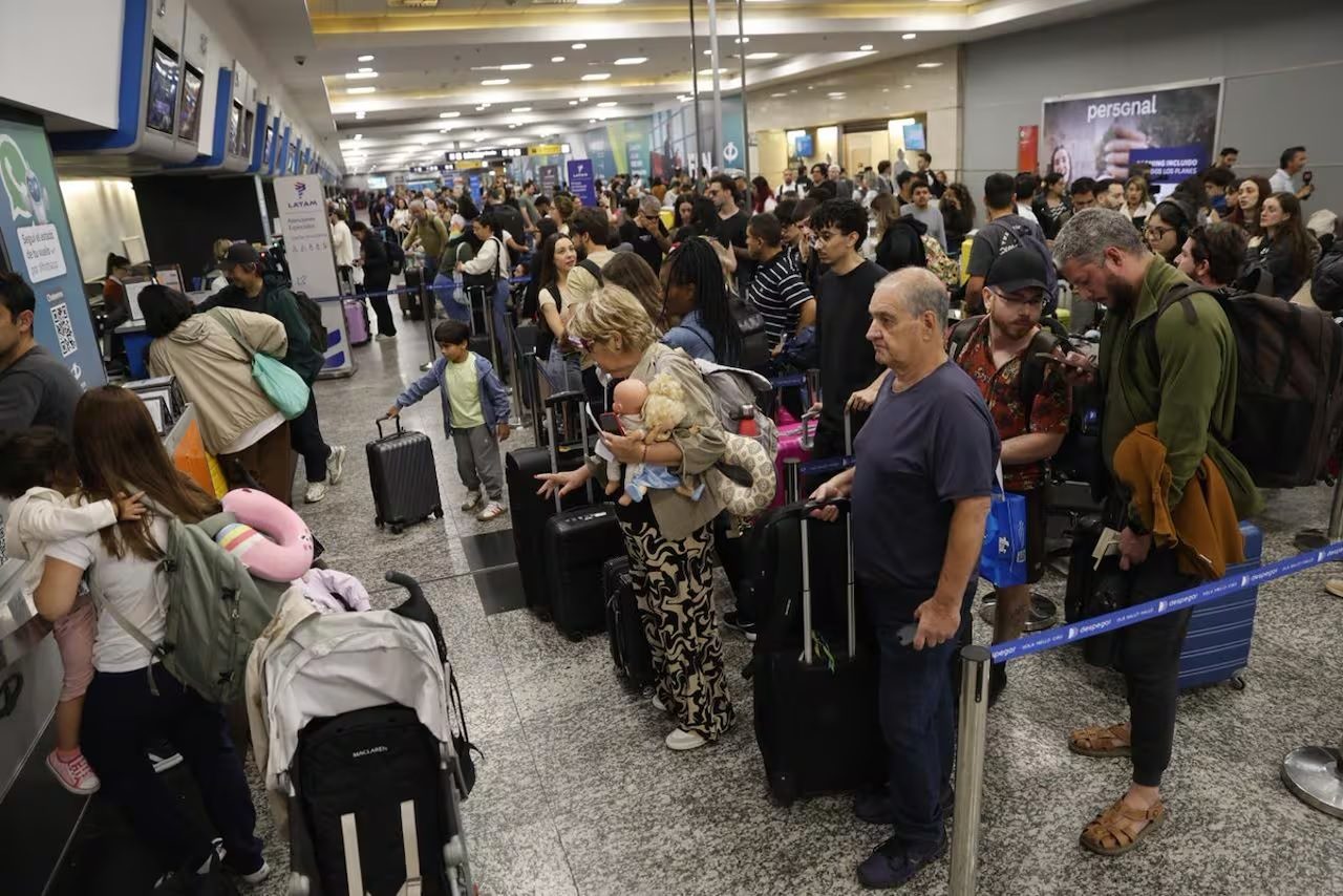 Paro de controladores aéreos: más de 24.000 pasajeros afectados en pleno inicio de la temporada alta